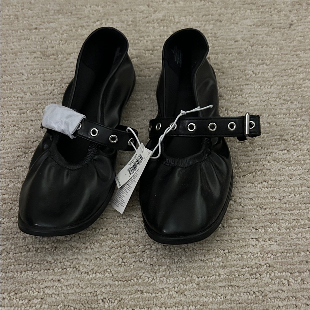 Old Navy Black Women's Flats with Strap